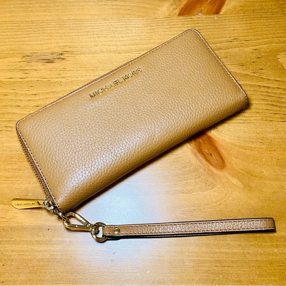 EUC Michael Kors Camel Brown Saffiano Leather Continental Wristlet